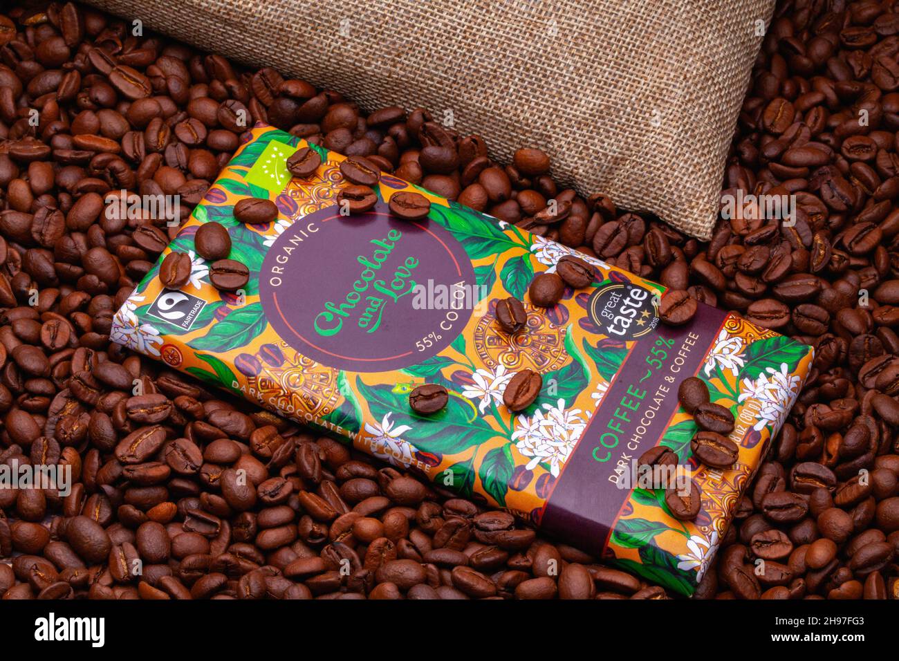 Prague, République tchèque - 17 février 2021 : chocolat noir et café de l'usine Chocolate and Love sur les grains de café. Le chocolat et l'amour sont multiples Banque D'Images