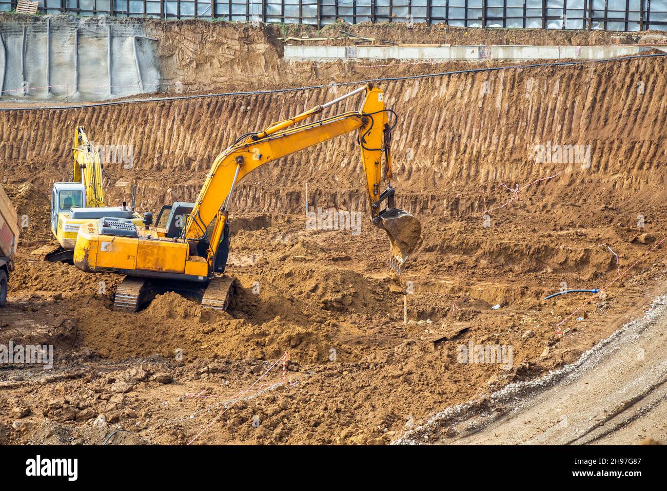 Pelle hydraulique creuse une fosse pour la fondation d'un nouveau site de  construction d'un nouveau bâtiment Photo Stock - Alamy