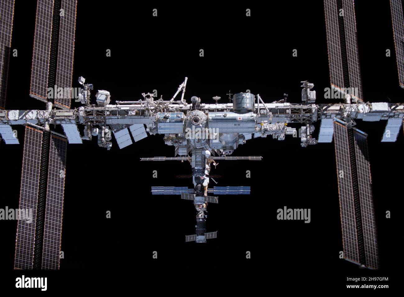 A BORD DE L'ÉQUIPAGE DRAGON ENDEAVOUR, EARTH - 08 novembre 2021 - la Station spatiale internationale est photographiée de l'équipage SpaceX Dragon Endeavour pendant une fl Banque D'Images