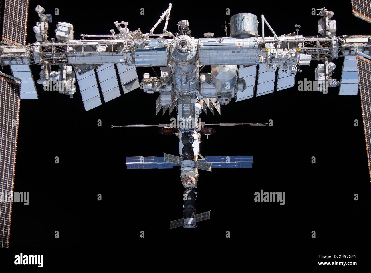 A BORD DE L'ÉQUIPAGE DRAGON ENDEAVOUR, EARTH - 08 novembre 2021 - la Station spatiale internationale est photographiée de l'équipage SpaceX Dragon Endeavour pendant une fl Banque D'Images