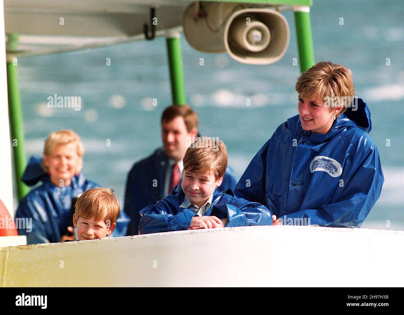 Photo du dossier datée du 26/10/91 de Diana, princesse de Galles avec ses enfants, puis Prince William, 9 ans, et ensuite Prince Harry, 7 ans, à bord du Maid of Mist pour un aperçu rapproché des chutes Niagara.Le duc de Cambridge a révélé un succès de Tina Turner ramène des souvenirs précieux de sa mère la chantant au sommet de sa voix avec ses fils lorsqu'elle les conduit à l'école.William a partagé le « moment de famille » poignant lors d'une visite audioguidée à pied enregistrée pour Apple, et a décrit comment Diana, princesse de Galles, l'a emmené dans un abri pour sans-abri pour lui enseigner la leçon importante : il y a de la vie à l'extérieur des « murs du palais » Banque D'Images