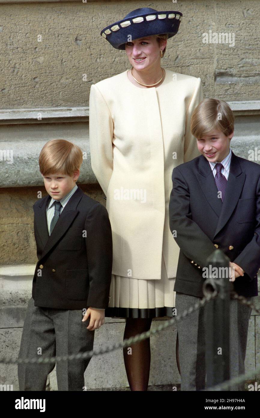 Photo du dossier datée du 19/4/1992 de la princesse de Galles avec ses fils, le prince William (à droite) et le prince Harry, devant la chapelle Saint-Georges, dans le château de Windsor.Le duc de Cambridge a révélé un succès de Tina Turner ramène des souvenirs précieux de sa mère la chantant au sommet de sa voix avec ses fils lorsqu'elle les conduit à l'école.William a partagé le « moment de famille » poignant lors d'une visite audioguidée à pied enregistrée pour Apple, et a décrit comment Diana, princesse de Galles, l'a emmené dans un abri pour sans-abri pour lui enseigner la leçon importante : il y a de la vie à l'extérieur des « murs du palais ».Date de publication : dimanche 5 décembre 2 Banque D'Images