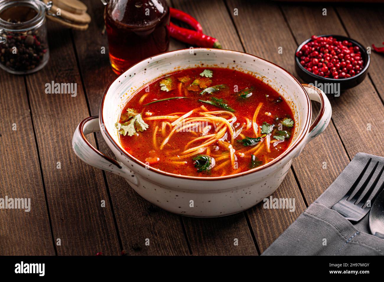 Portion de soupe de nouilles au hanver rouge Banque D'Images