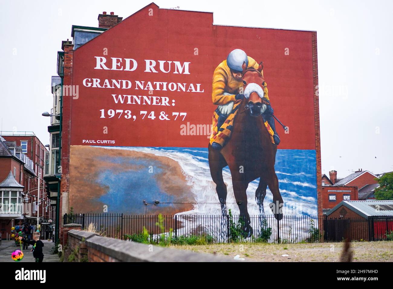 Une fresque de légendaire cheval de course Red Rum, créée par l'artiste de rue Paul Curtis commandé par Sefton Council a sur le toit des appartements à Southport. Banque D'Images