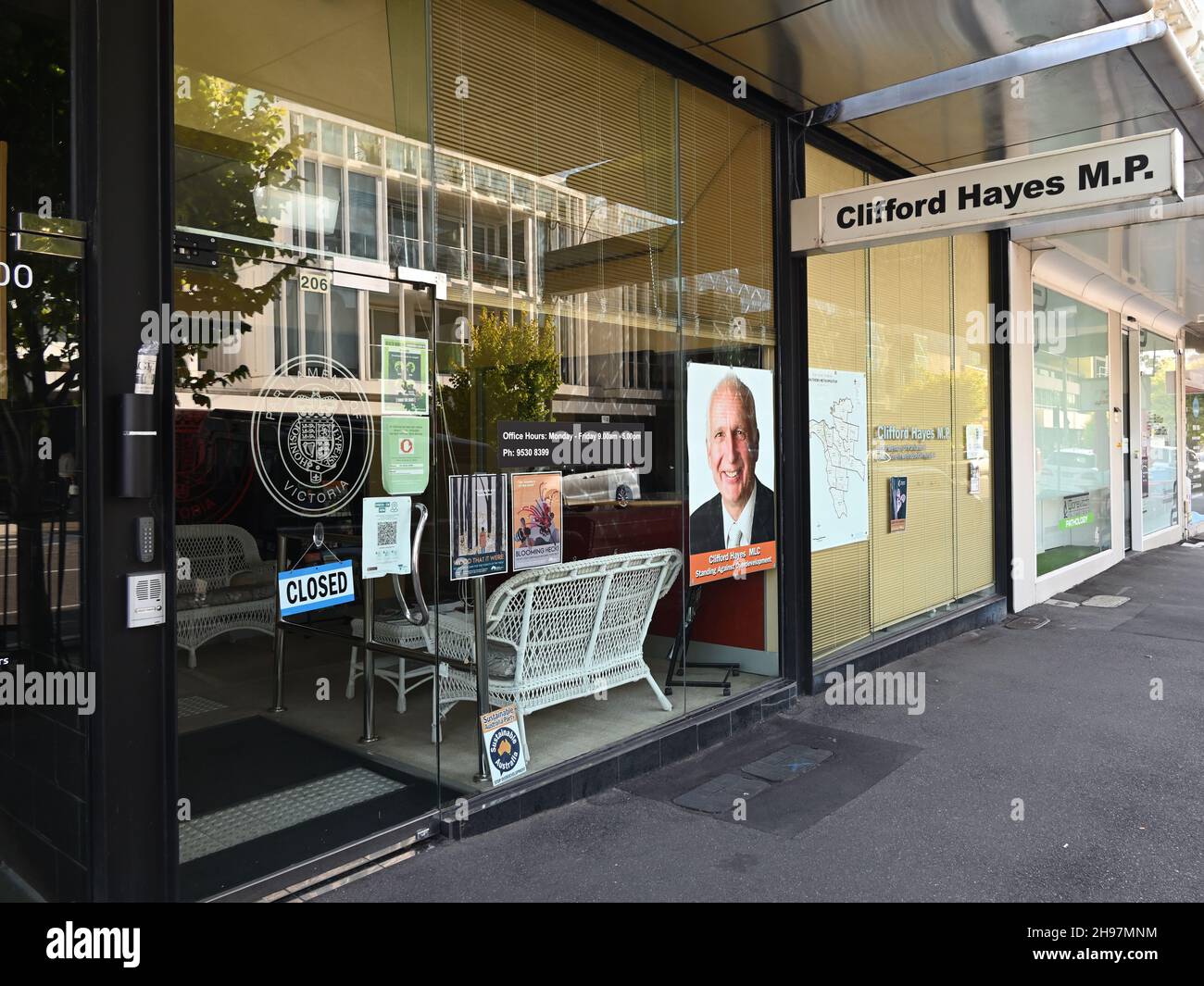 Bureau de l'électorat du politicien d'État du Parti de l'Australie durable, Clifford Hayes MLC, sur Bay St, avec diverses affiches dans la fenêtre Banque D'Images