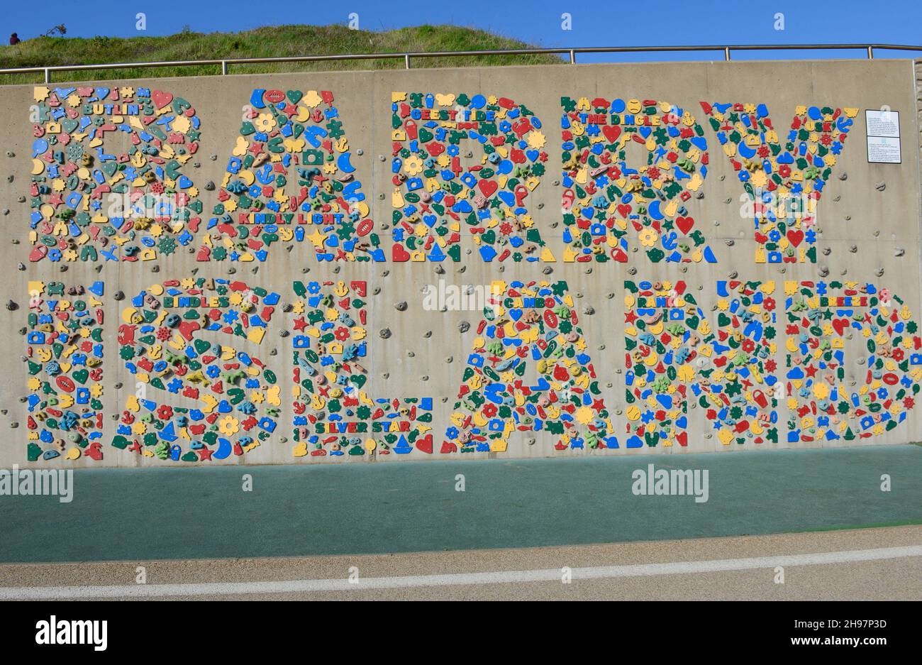 Mur d'escalade pour enfants à côté d'un sentier sur l'île Barry, au sud du pays de Galles, au Royaume-Uni Banque D'Images