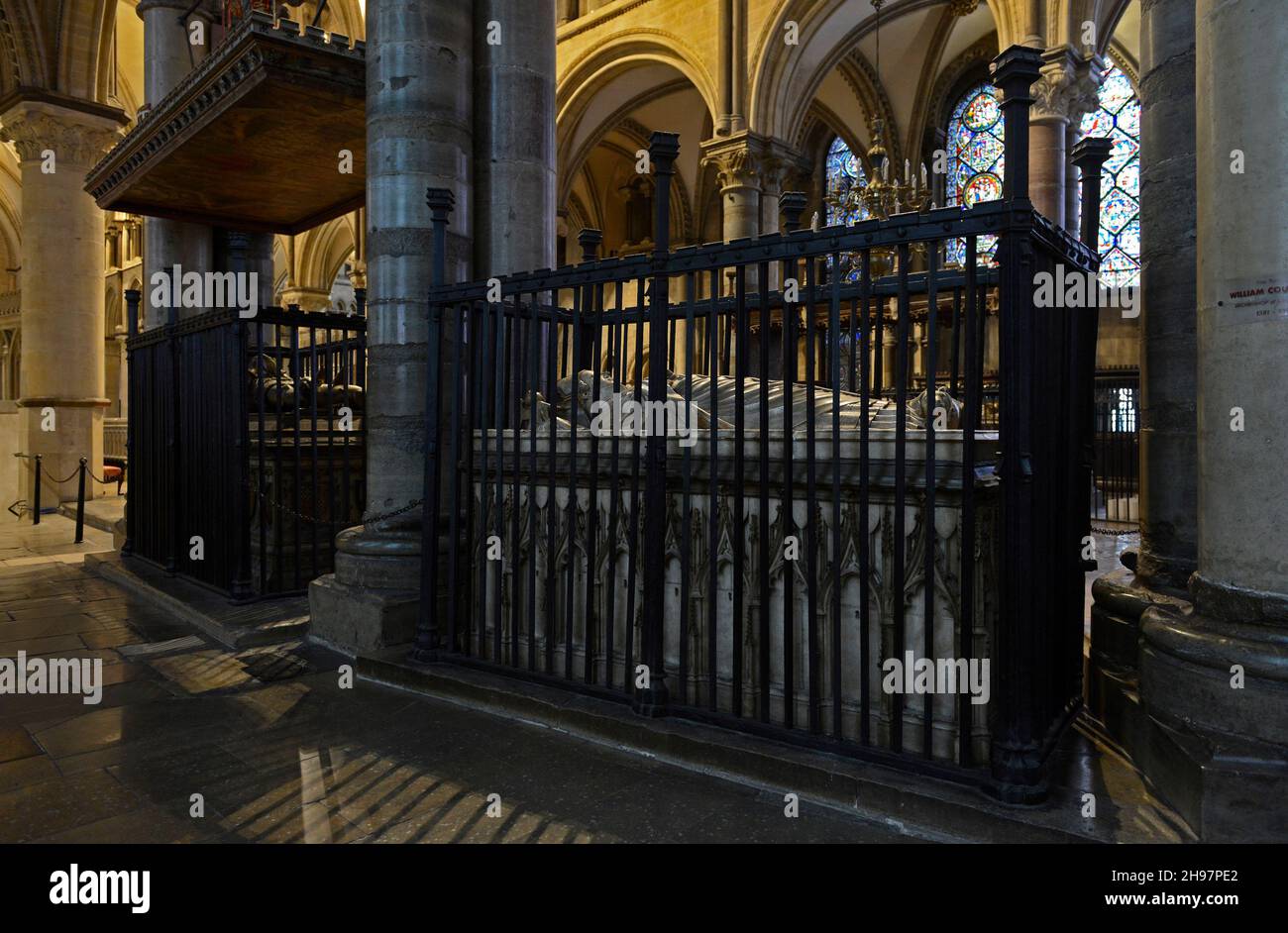 Le tombeau de William Courtenay, archevêque de Canterbury 1381 - 1396 se trouve à côté de celui du Prince Noir dans la cathédrale de Canterbury, Kent, Royaume-Uni Banque D'Images