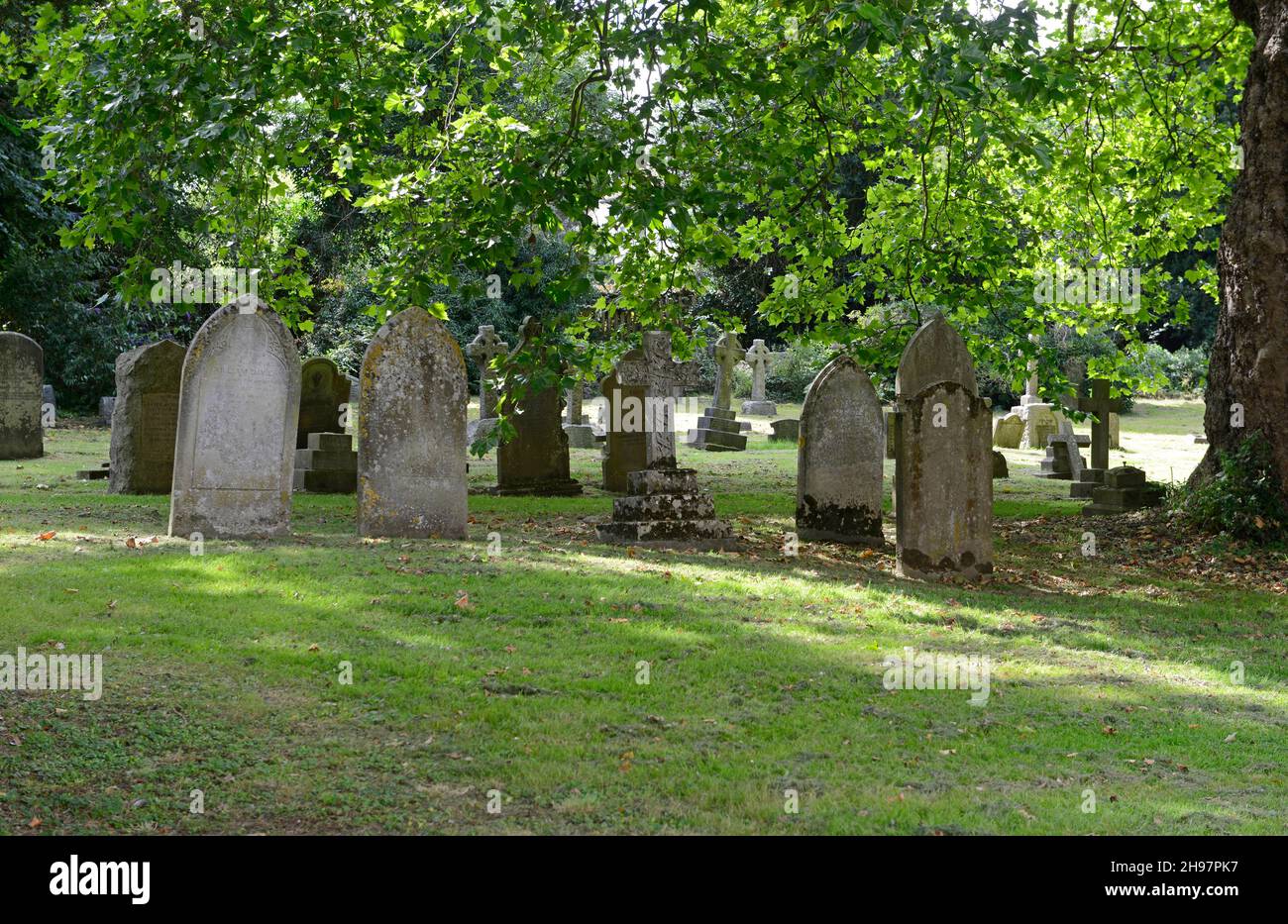 De nombreuses pierres tombales dans le cimetière de l'église Saint-Nicolas dans le centre de Harpenden, Royaume-Uni Banque D'Images