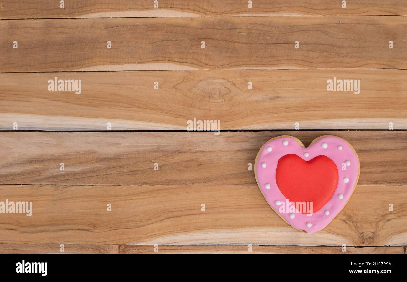 Biscuits de coeur sur un fond en bois.Douceur sur un bâton Banque D'Images