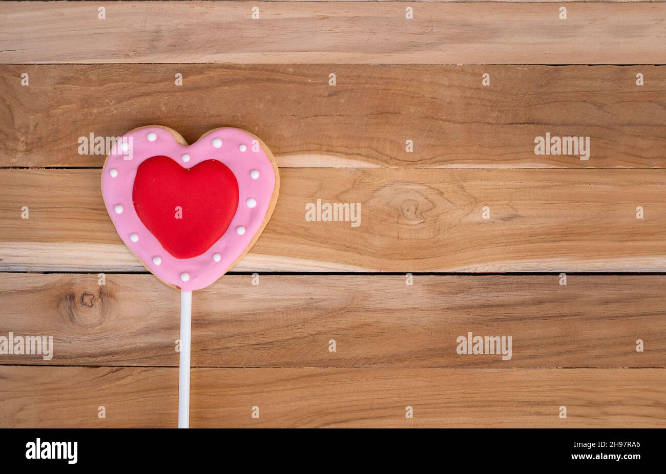 Biscuits de coeur sur un fond en bois.Douceur sur un bâton Banque D'Images