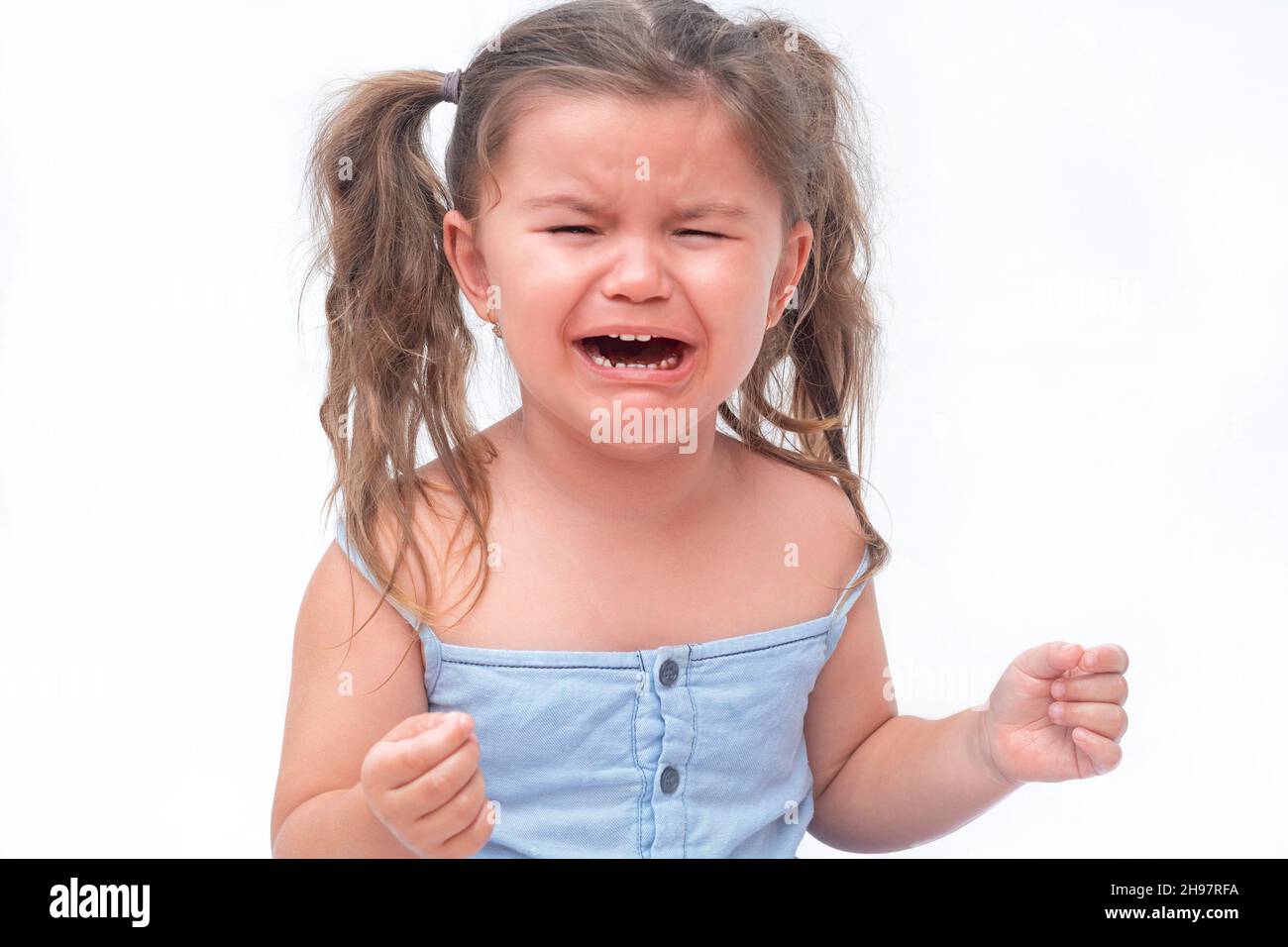 la petite fille pleure beaucoup.Mignon enfant 3 ans bouleversé Banque D'Images
