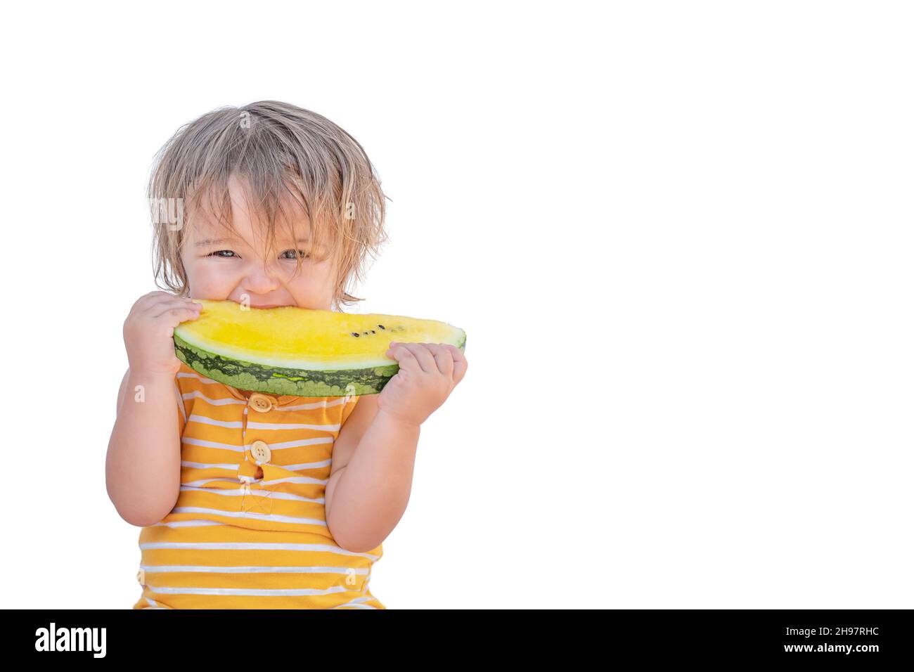 Portrait de bébé mignon mordant jaune pastèque isolée sur fond blanc Banque D'Images