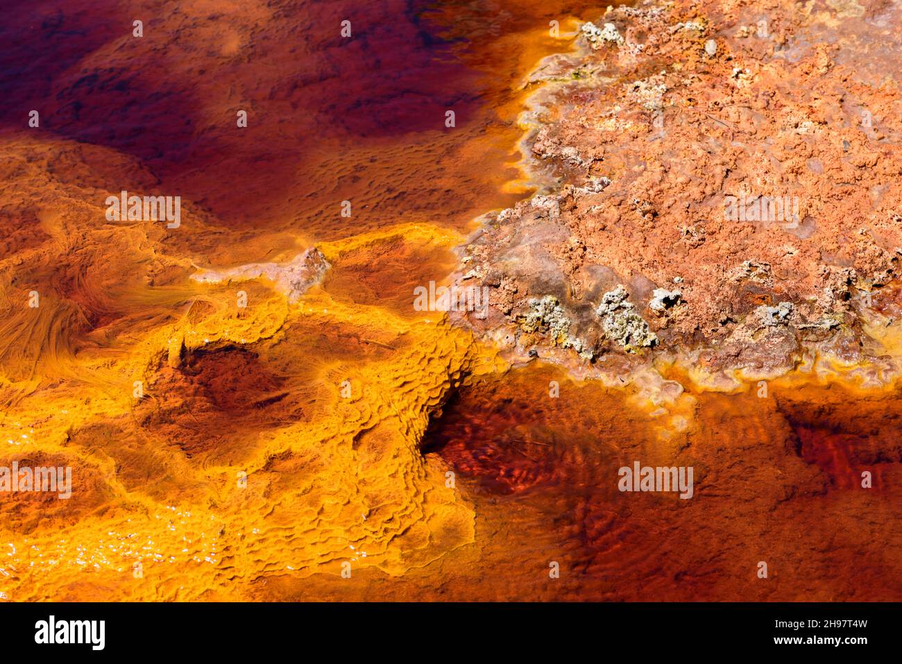 Minéraux de fer oxydés dans l'eau - Rivière Rouge Rio Tionto, Huelva, Andalousie, Espagne Banque D'Images