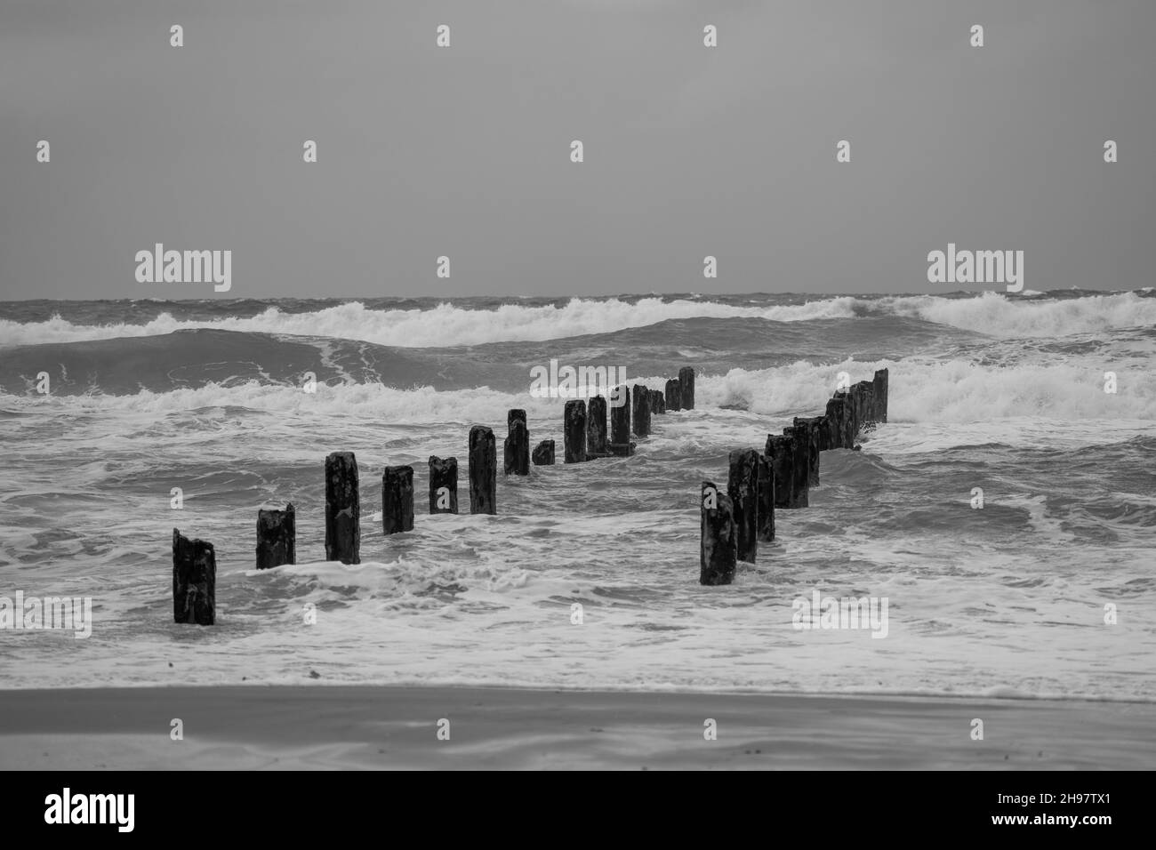 Un vieux et ruiné quai à une plage méditerranéenne en hiver Banque D'Images