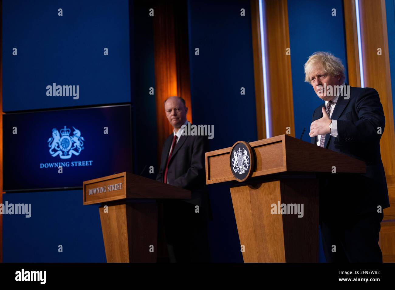 LONDRES, ANGLETERRE, Royaume-Uni - 27 novembre 2021 - le Premier ministre britannique Boris Johnson tient une conférence de presse Covid-19 aux côtés de Chris Whitty, médecin en chef de Banque D'Images