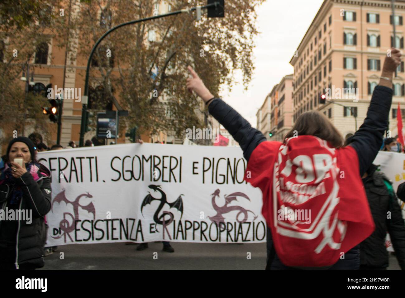 4 décembre 2021, rome, Italie : dans toute l'Italie, syndicats de base,Les étudiants, les travailleurs, les migrants et les citoyens manifestent contre la manœuvre économique de Draghi.Le gouvernement utilise les fonds européens pour les entreprises et les grandes fortunes.Rien n'a été fait pour les soins de santé et le logement public ou pour améliorer les conditions des travailleurs.(Image de crédit : © Elisa Bianchini/Pacific Press via ZUMA Press Wire) Banque D'Images