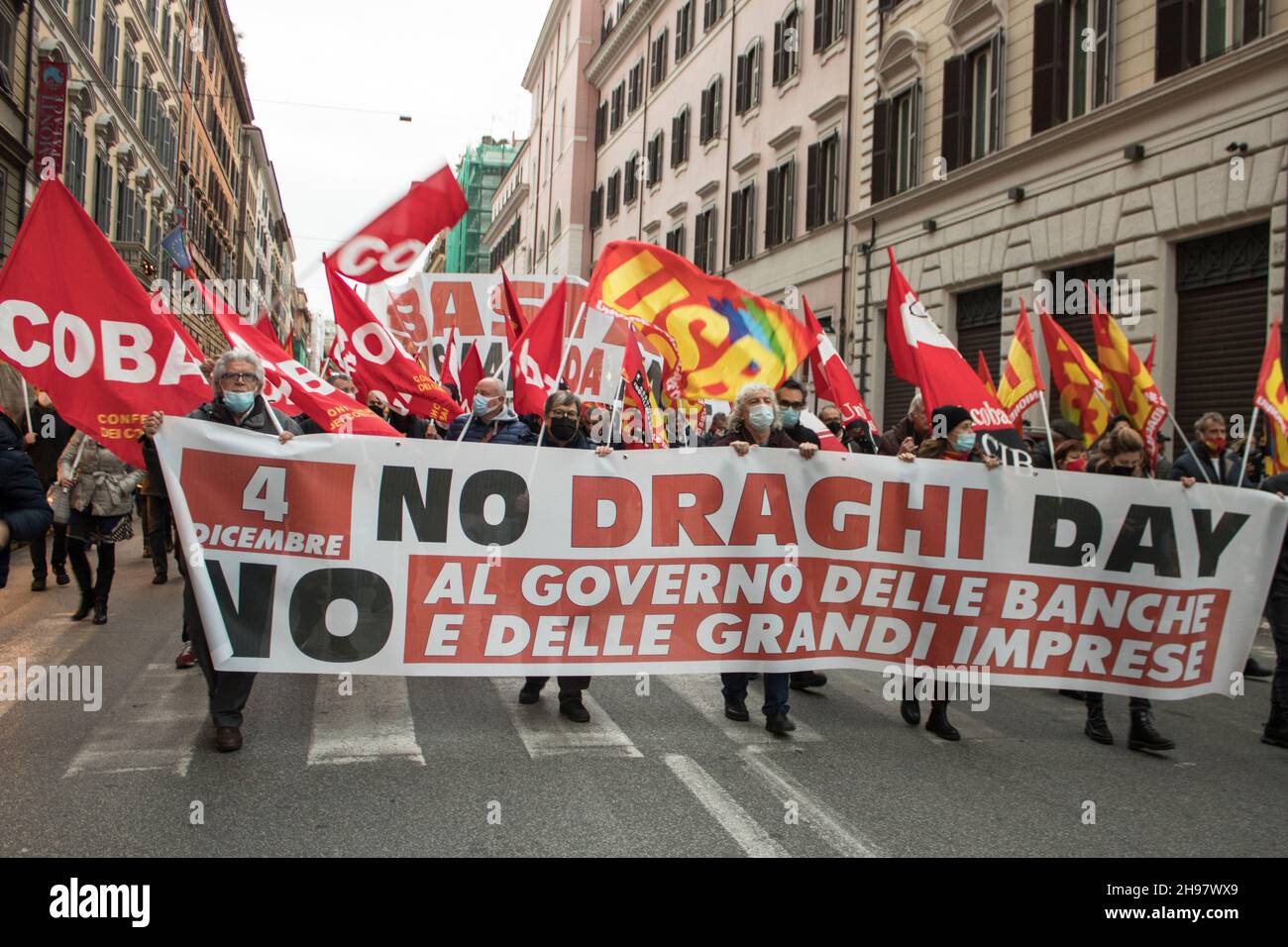 4 décembre 2021, rome, Italie : dans toute l'Italie, syndicats de base,Les étudiants, les travailleurs, les migrants et les citoyens manifestent contre la manœuvre économique de Draghi.Le gouvernement utilise les fonds européens pour les entreprises et les grandes fortunes.Rien n'a été fait pour les soins de santé et le logement public ou pour améliorer les conditions des travailleurs.(Image de crédit : © Elisa Bianchini/Pacific Press via ZUMA Press Wire) Banque D'Images