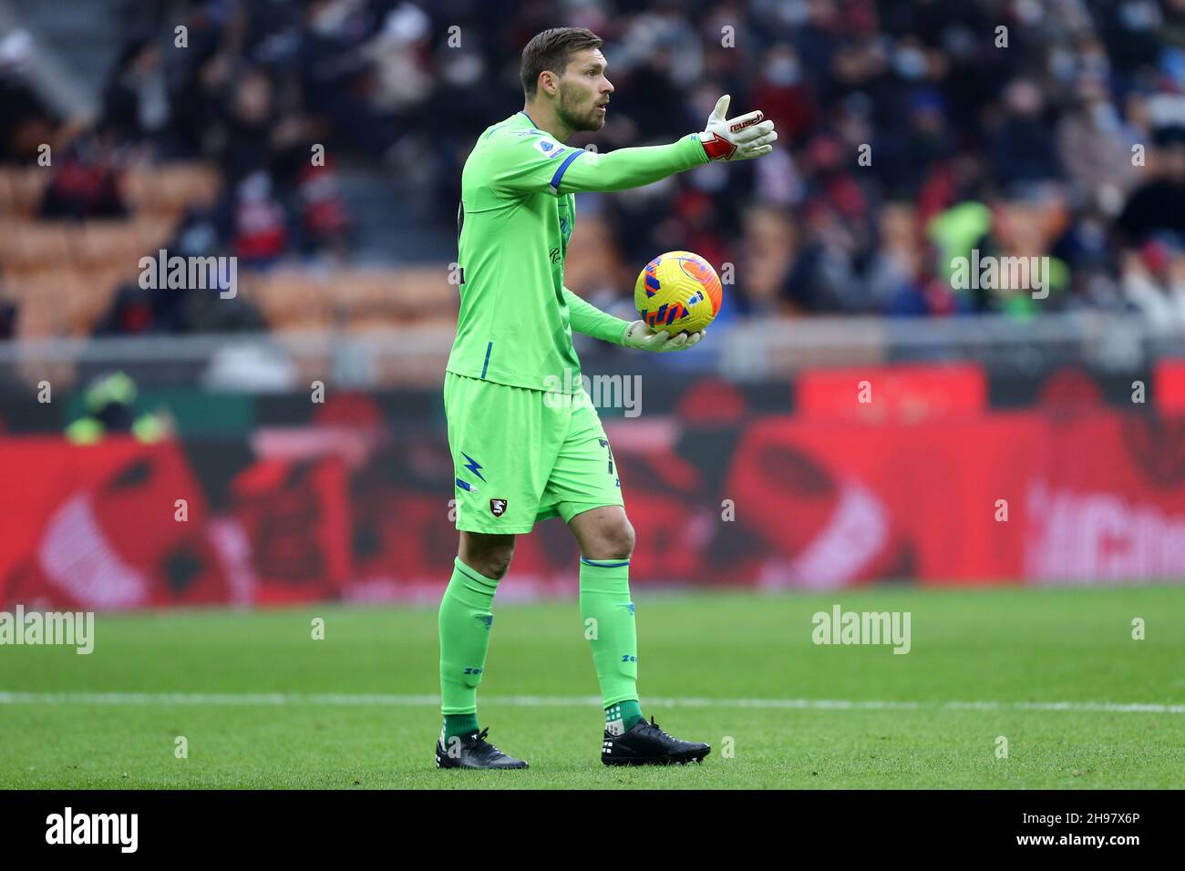 Milan, Italie.04e décembre 2021.Vid Belec des US Salernitana gestes pendant la série Un match entre AC Milan et nous Salernitana au Stadio Giuseppe Meazza le 4 décembre 2021 à Milan, Italie.Credit: Marco Canoniero / Alamy Live News Banque D'Images