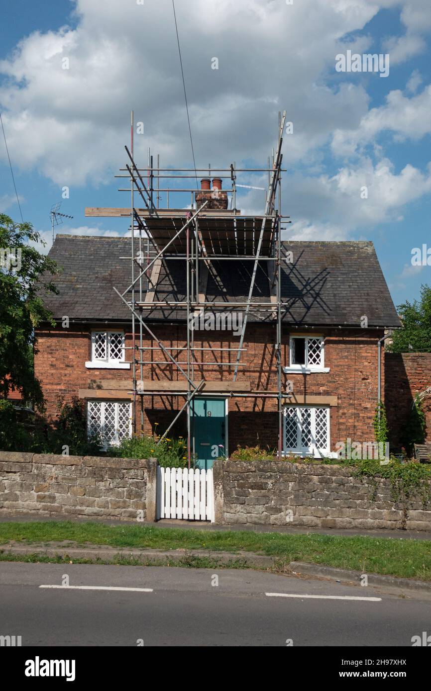 Travaux d'échafaudage sur le toit d'un chalet à Barlborough, Derbyshire Banque D'Images