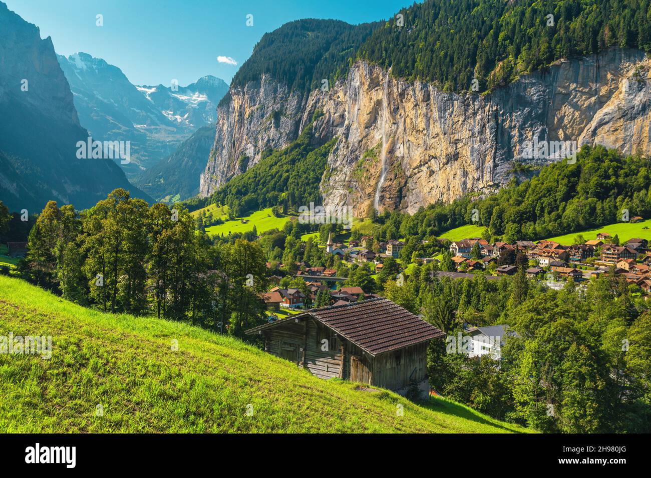 Un des plus beaux village alpin et destination de voyage avec beaucoup d'attractions de la nature, vallée de Lauterbrunnen, Oberland bernois, Suisse, Banque D'Images