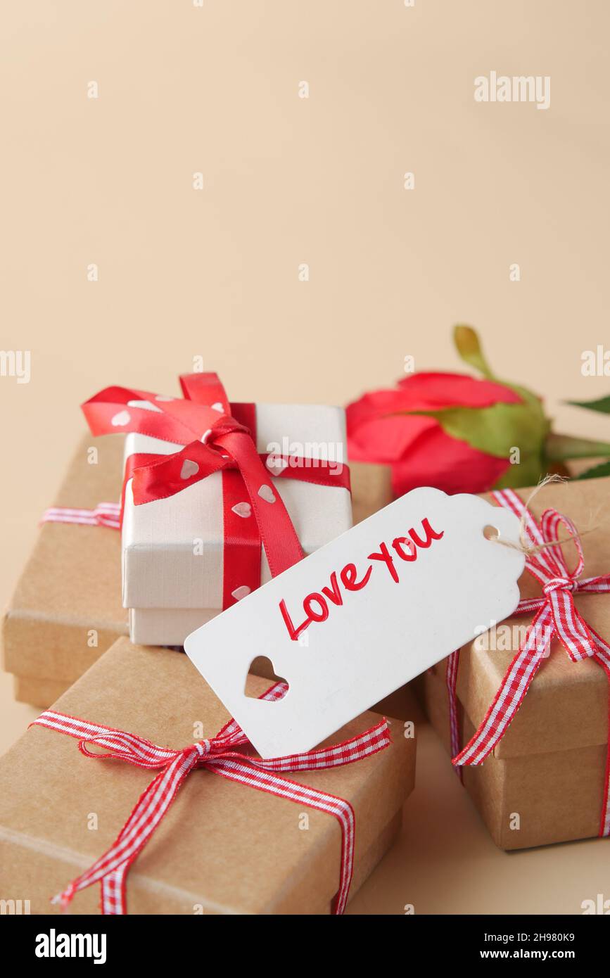 boîte cadeau, avec texte d'amour, enveloppe et fleur rose sur table Banque D'Images