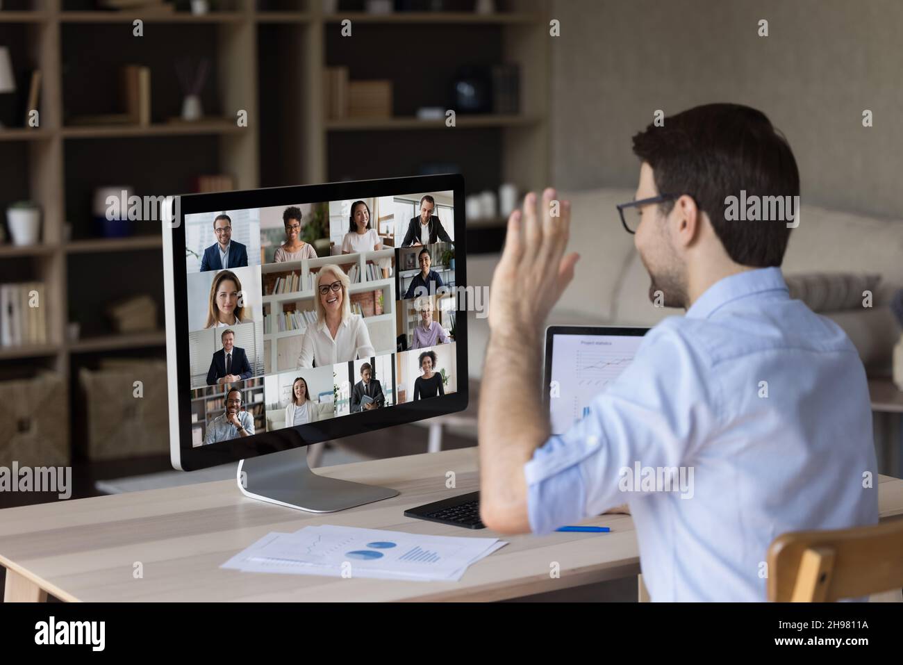 Réunion des employés de bureau du millénaire, en discutant avec l'équipe d'affaires Banque D'Images