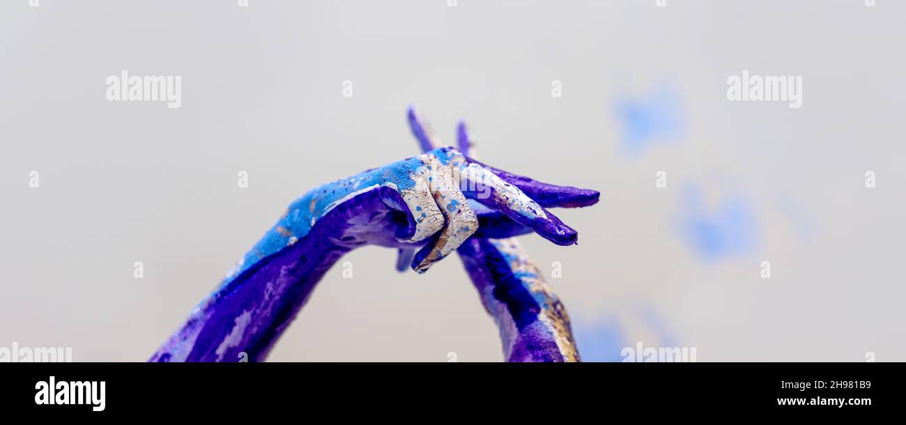 Belles mains d'une jeune femme peinte de façon artistique et abstraite, ballerine avec blanc, bleu et violet, peinture violette, peinture créative d'art corporel, copie Banque D'Images