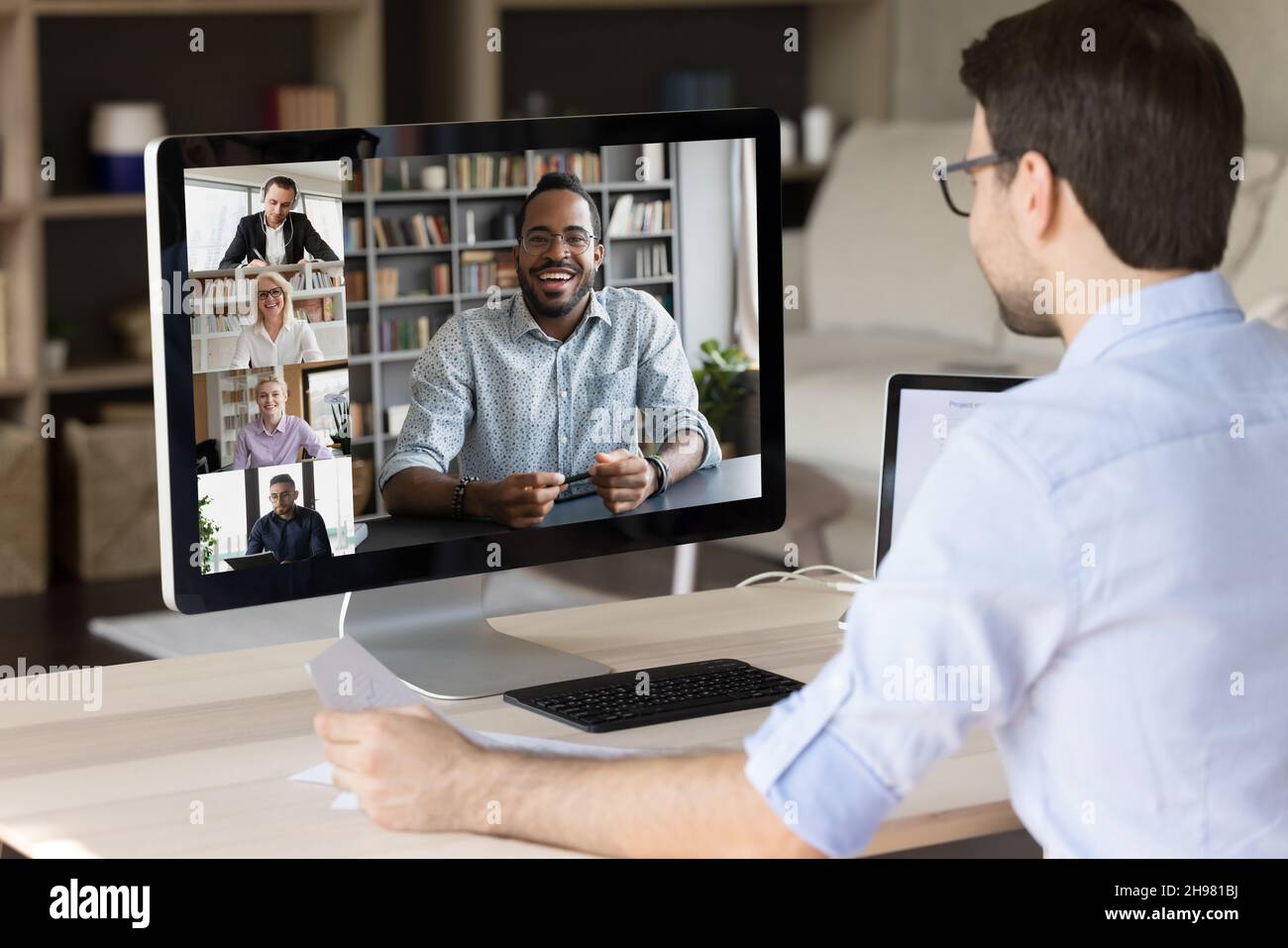 Employé professionnel qui parle à un groupe d'affaires diversifié Banque D'Images