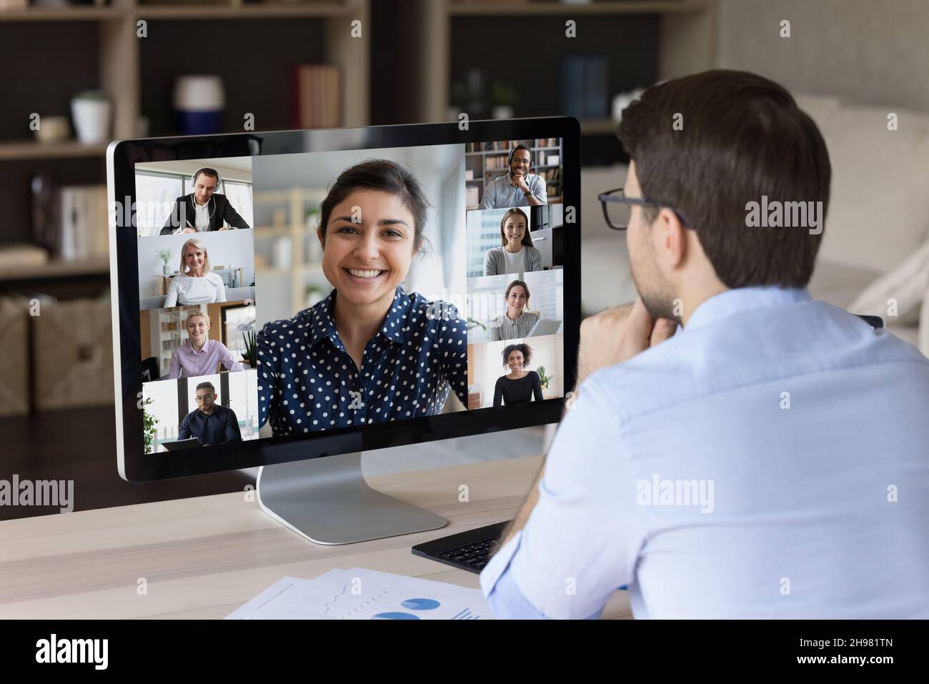 Télétravailleur du millénaire regardant une conférence d'affaires en ligne Banque D'Images