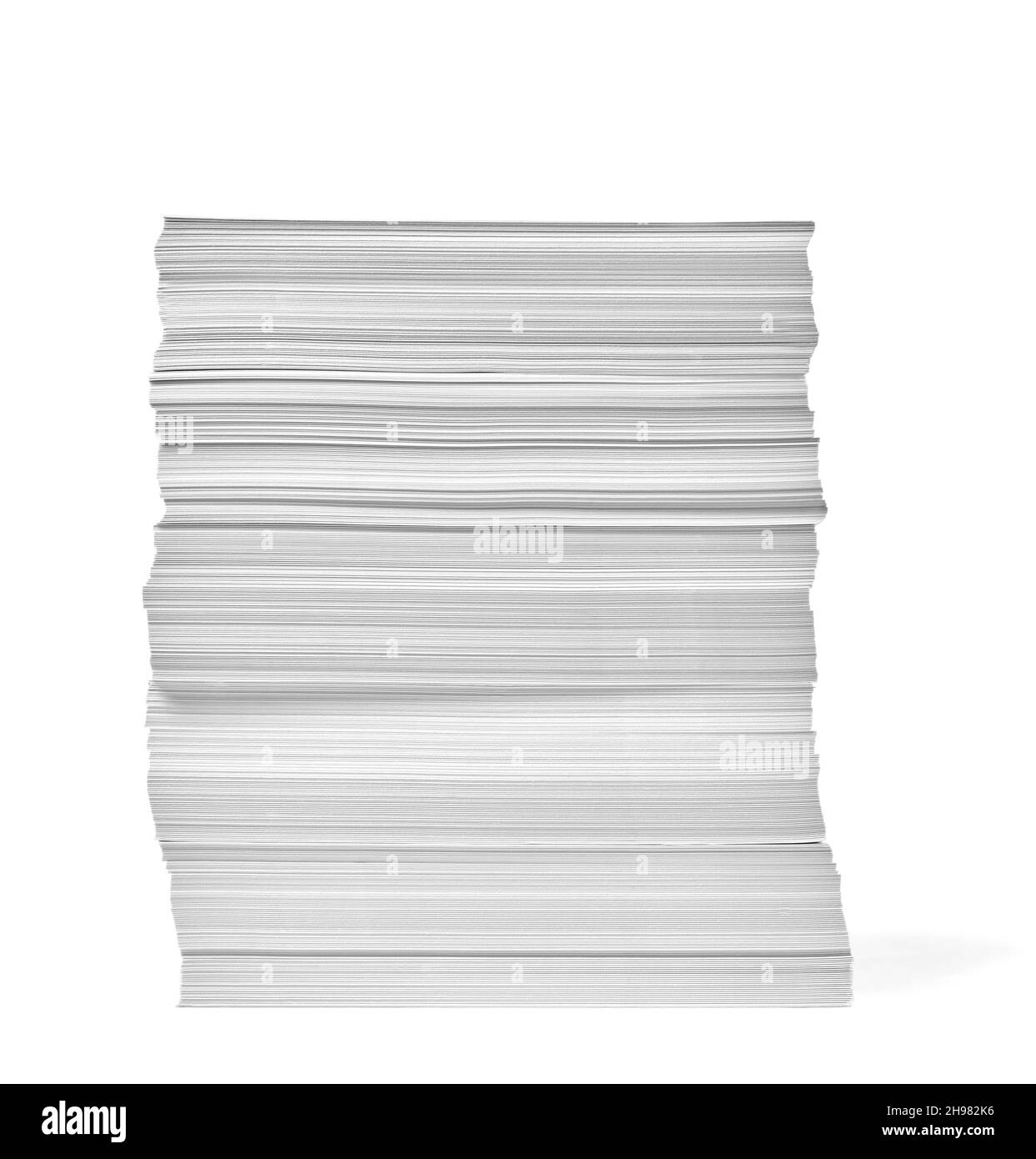 gros plan d'une pile de papier sur fond blanc Banque D'Images