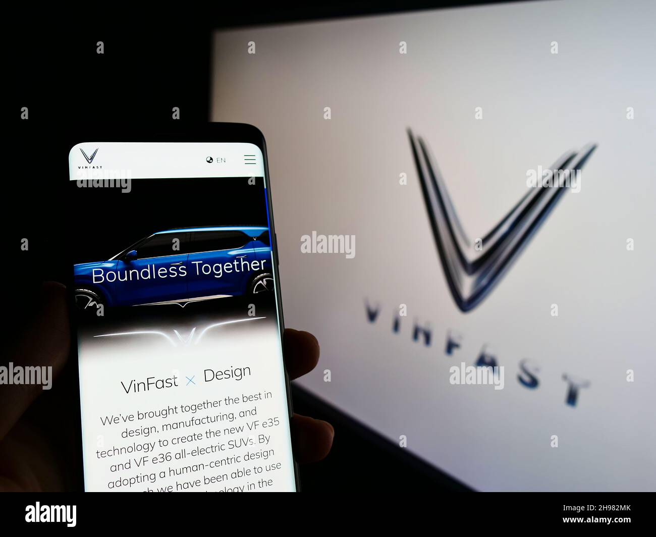 Personne tenant un smartphone avec le site Web du constructeur automobile vietnamien VinFast à l'écran devant le logo de la société.Concentrez-vous sur le centre de l'écran du téléphone. Banque D'Images