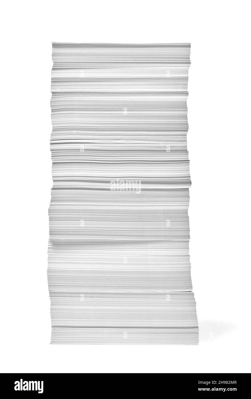 gros plan d'une pile de papier sur fond blanc Banque D'Images
