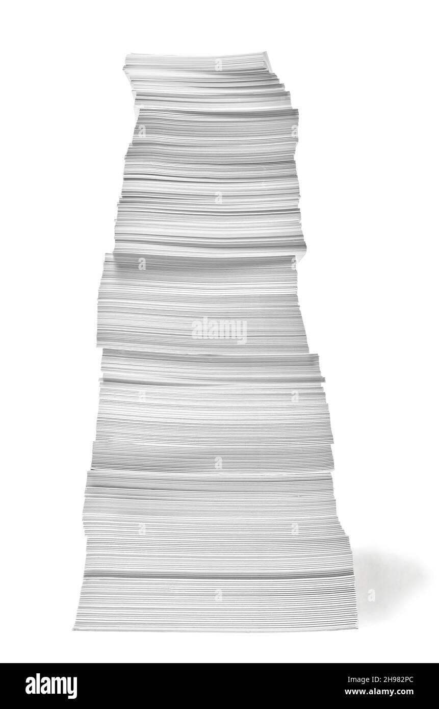 gros plan d'une pile de papier sur fond blanc Banque D'Images