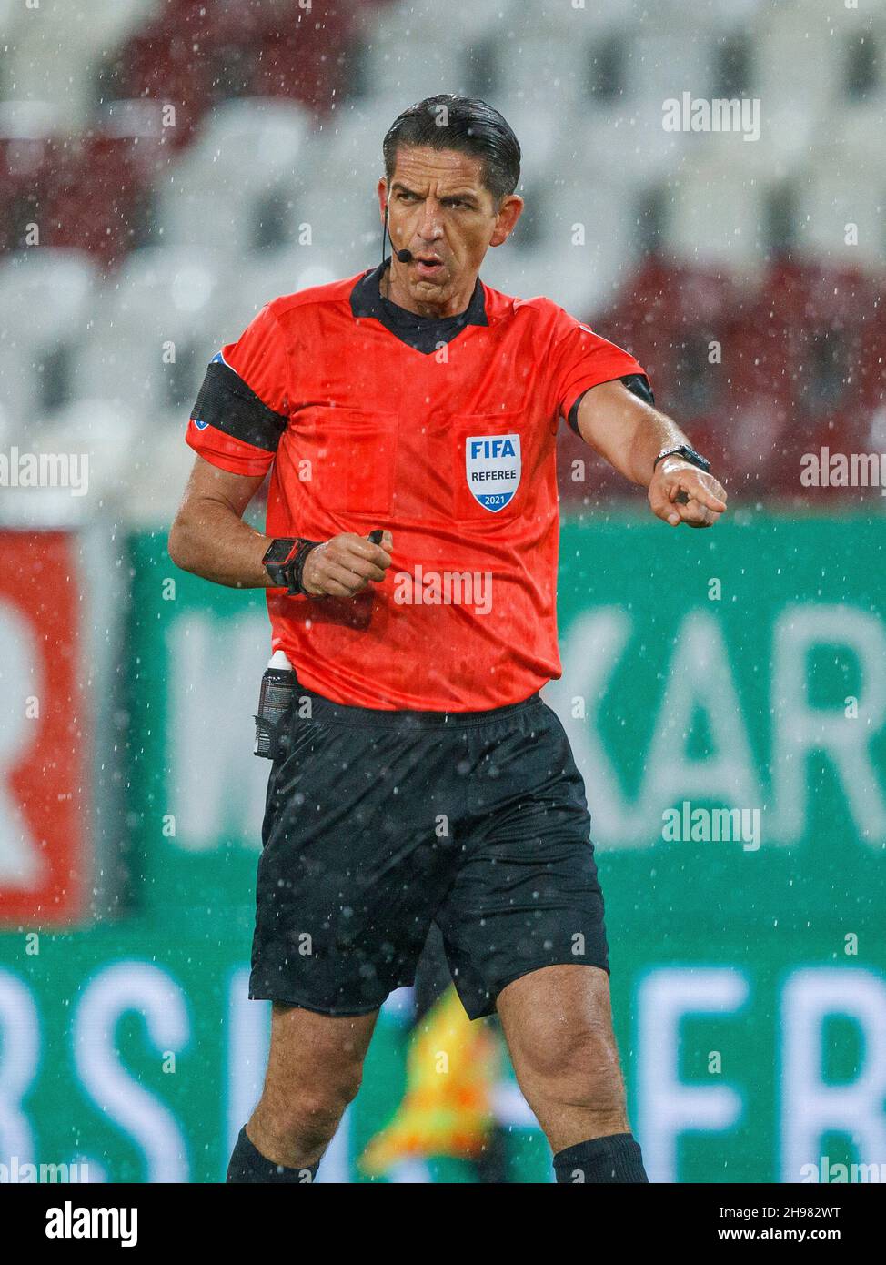 Arbitre Deniz AYTEKIN.Football, Augsbourg - Bochum.Football Bundesliga, FC Augsburg - VfL Bochum 2: 3, 14e jour de match, saison 2021-2022, le 4 décembre 2021 à Augsbourg,WWKARENA, Allemagne.Les réglementations DFL interdisent toute utilisation de photographies comme séquences d'images et/ou quasi-vidéo.€ Banque D'Images