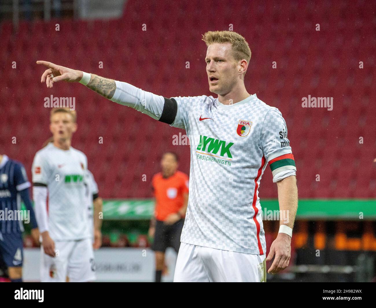 N° 28 d'Augsbourg, Andre HAHN.Football, Augsbourg - Bochum.Football Bundesliga, FC Augsburg - VfL Bochum 2: 3, 14e jour de match, saison 2021-2022, le 4 décembre 2021 à Augsbourg,WWKARENA, Allemagne.Les réglementations DFL interdisent toute utilisation de photographies comme séquences d'images et/ou quasi-vidéo.€ Banque D'Images