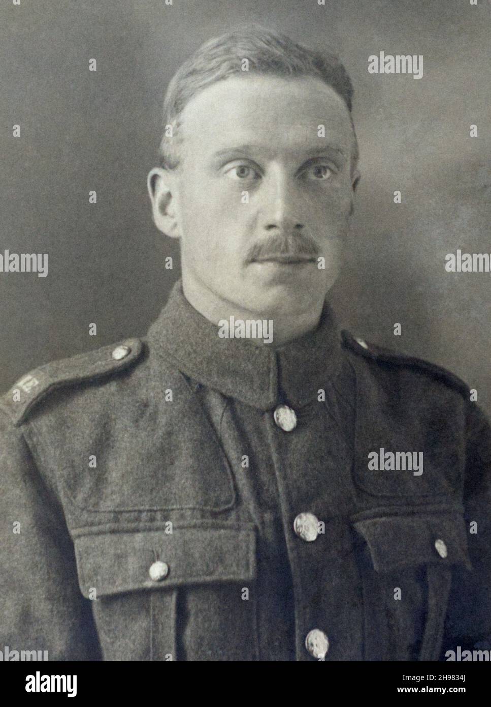 Une photo de la première Guerre mondiale d'un soldat britannique, un Saper dans les Royal Engineers.Avec titres d'épaule en tissu. Banque D'Images