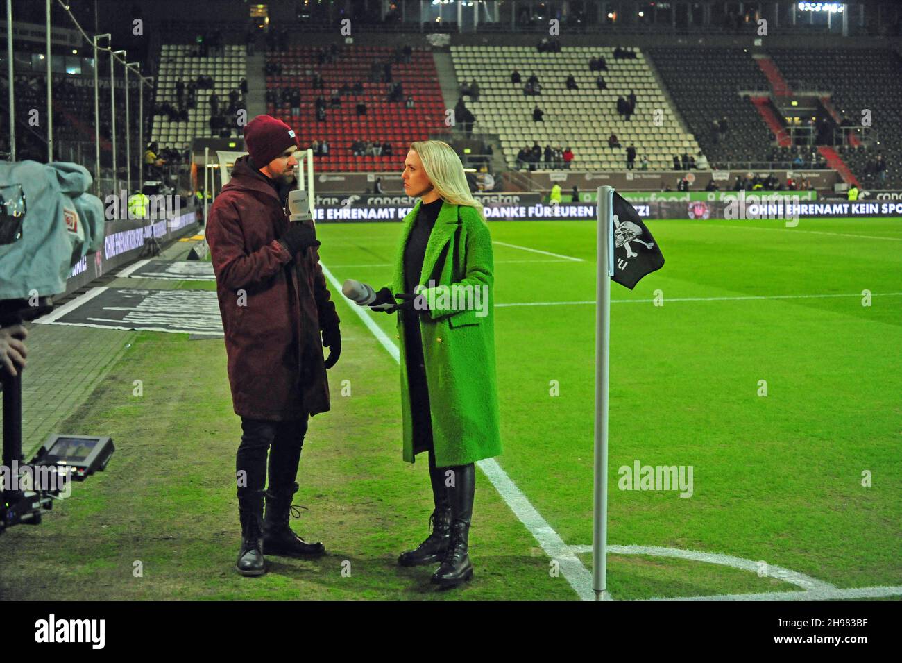 Sport1-Moderatorin Ruth Hofmann im Interview vor dem Zweitligisten-Spiel FC St. Pauli vs. FC Schalke 04 (2:1), Millerntor, Hambourg Banque D'Images