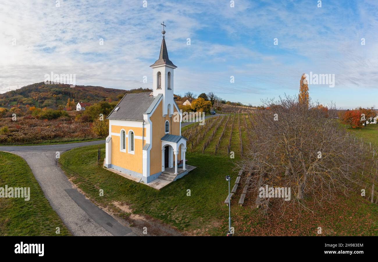 Petite chapelle étonnante près du lac Balaton en Hongrie.À côté de la ville de Lencseitsvand.Ambiance incroyable avec des champs de raisin.Ce nom de bâtiment est vierge Banque D'Images