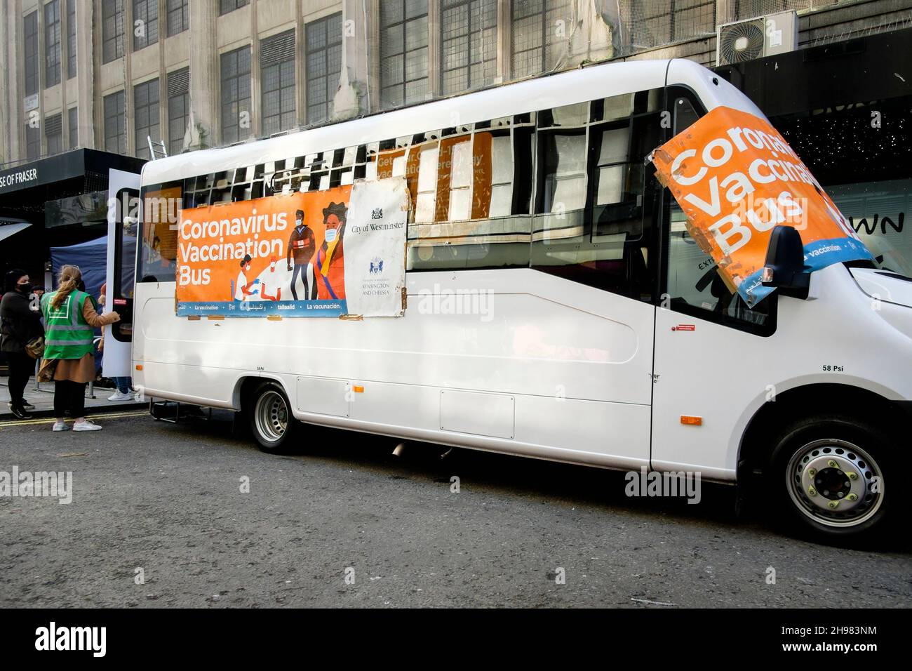 4 décembre 2021 : un bus de vaccination mobile qui visite les arrondissements de Westminster et Kensington et Chelsea à Londres offre un service de chambre à l'arrivée à toute personne âgée de plus de 16 ans nécessitant une première, une seconde ou une injection de rappel.Le personnel du NHS à bord livre le vaccin, donne des conseils et répond à toutes les questions. Banque D'Images
