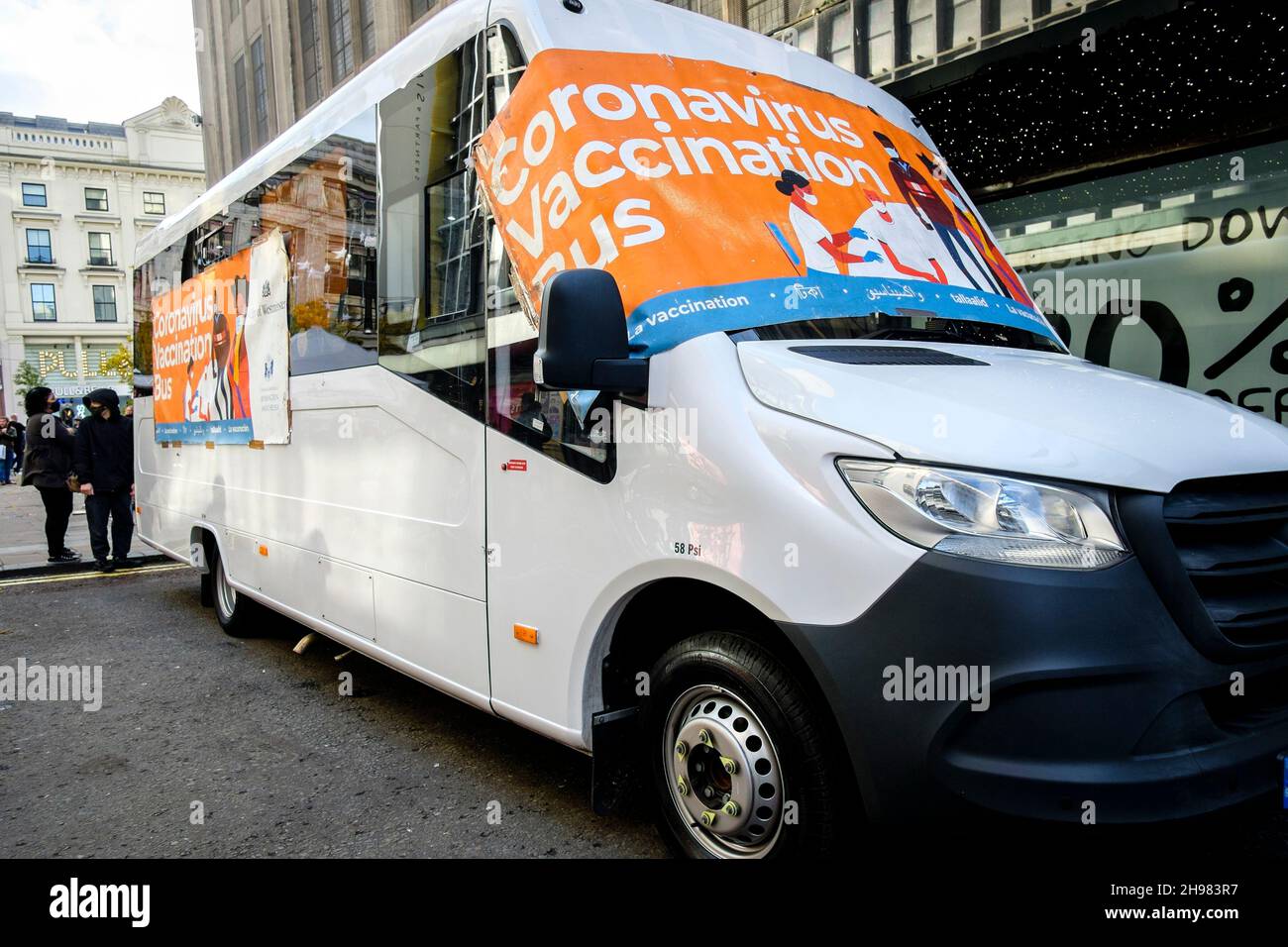 4 décembre 2021 : un bus de vaccination mobile qui visite les arrondissements de Westminster et Kensington et Chelsea à Londres offre un service de chambre à l'arrivée à toute personne âgée de plus de 16 ans nécessitant une première, une seconde ou une injection de rappel.Le personnel du NHS à bord livre le vaccin, donne des conseils et répond à toutes les questions. Banque D'Images