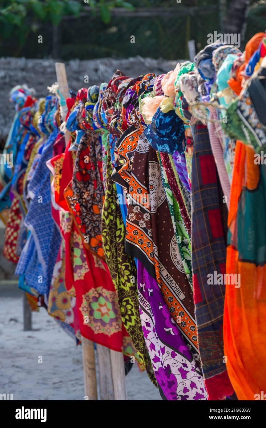 Vêtements en tissu traditionnel coloré en vente sur la plage, Diani, Kenya Banque D'Images