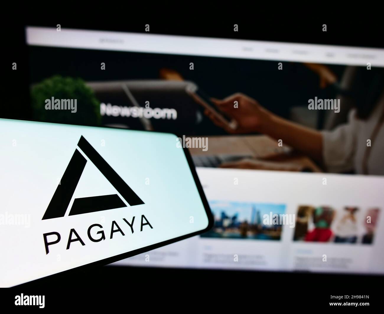 Smartphone avec logo de la société de technologie financière Pagaya Investments sur écran devant le site Web d'affaires.Concentrez-vous sur le centre de l'écran du téléphone. Banque D'Images