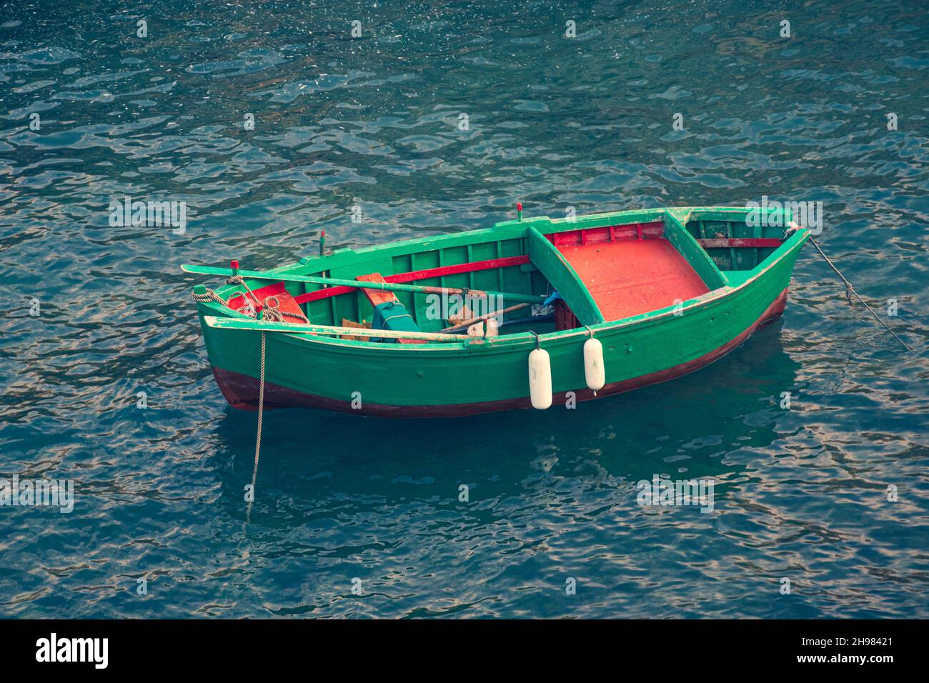 Belle vieille pêche de couleur vide bateau en bois sur l'eau Banque D'Images