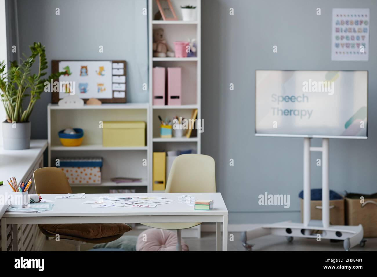 Image du bureau et du tableau blanc dans la salle de classe pour les cours d 'anglais à l'école Photo Stock - Alamy