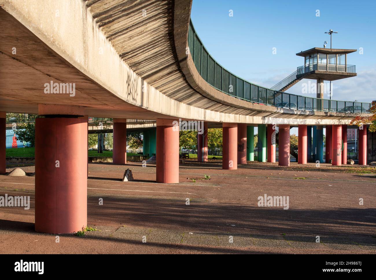 Bassin Cumberland, Bristol, 2019.Vue générale du côté de la voie d'accès au pont de Plimsoll, à l'extrémité ouest du bassin de Cumberland, depuis le nord, avec la tour de contrôle en arrière-plan. Banque D'Images