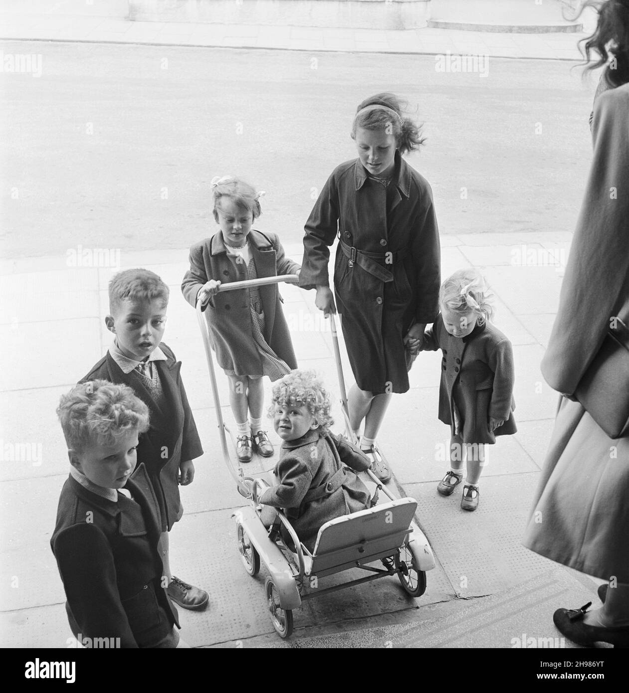 Bridlington, East Riding of Yorkshire, 18/06/1949.Un groupe d'enfants avec un petit enfant dans un pram lors d'une excursion d'une journée du personnel de Laing et des familles à Bridlington.Le 18 juin 1949, le personnel de Laing de la région du Nord-est a fait une excursion d'une journée à Bridlington.Les contrats qui ont participé à cette sortie étaient Leicester, East Leake, Bolton on Dearne, Stubbs Wood, Office site,Doncaster, Huddersfield, Carrington's Coppice et Darlington.M. W. K. Laing et sa femme se sont également joints au voyage. Banque D'Images Bridlington, East Riding of Yorkshire, 18/06/1949.Un groupe d'enfants avec un petit enfant dans un pram lors d'une excursion d'une journée du personnel de Laing et des familles à Bridlington.Le 18 juin 1949, le personnel de Laing de la région du Nord-est a fait une excursion d'une journée à Bridlington.Les contrats qui ont participé à cette sortie étaient Leicester, East Leake, Bolton on Dearne, Stubbs Wood, Office site,Doncaster, Huddersfield, Carrington's Coppice et Darlington.M. W. K. Laing et sa femme se sont également joints au voyage. Banque D'Images