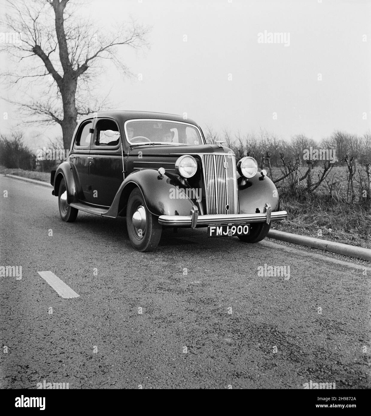 Le personnel de Laing se dirigeant vers Weymouth, probablement le 1948 juin.Une voiture pilote Ford transportant le directeur de Laing W M Johnson et sa femme pendant une sortie de personnel à Weymouth.Ford Pilot a été fabriqué par Ford UK du 1947 au 1951 août.La photo a été prise lors d'une sortie du personnel de Laing à Weymouth.Bien qu'aucune date n'ait été enregistrée par le photographe, une sortie du personnel est connue pour avoir eu lieu en juin 1948. Banque D'Images