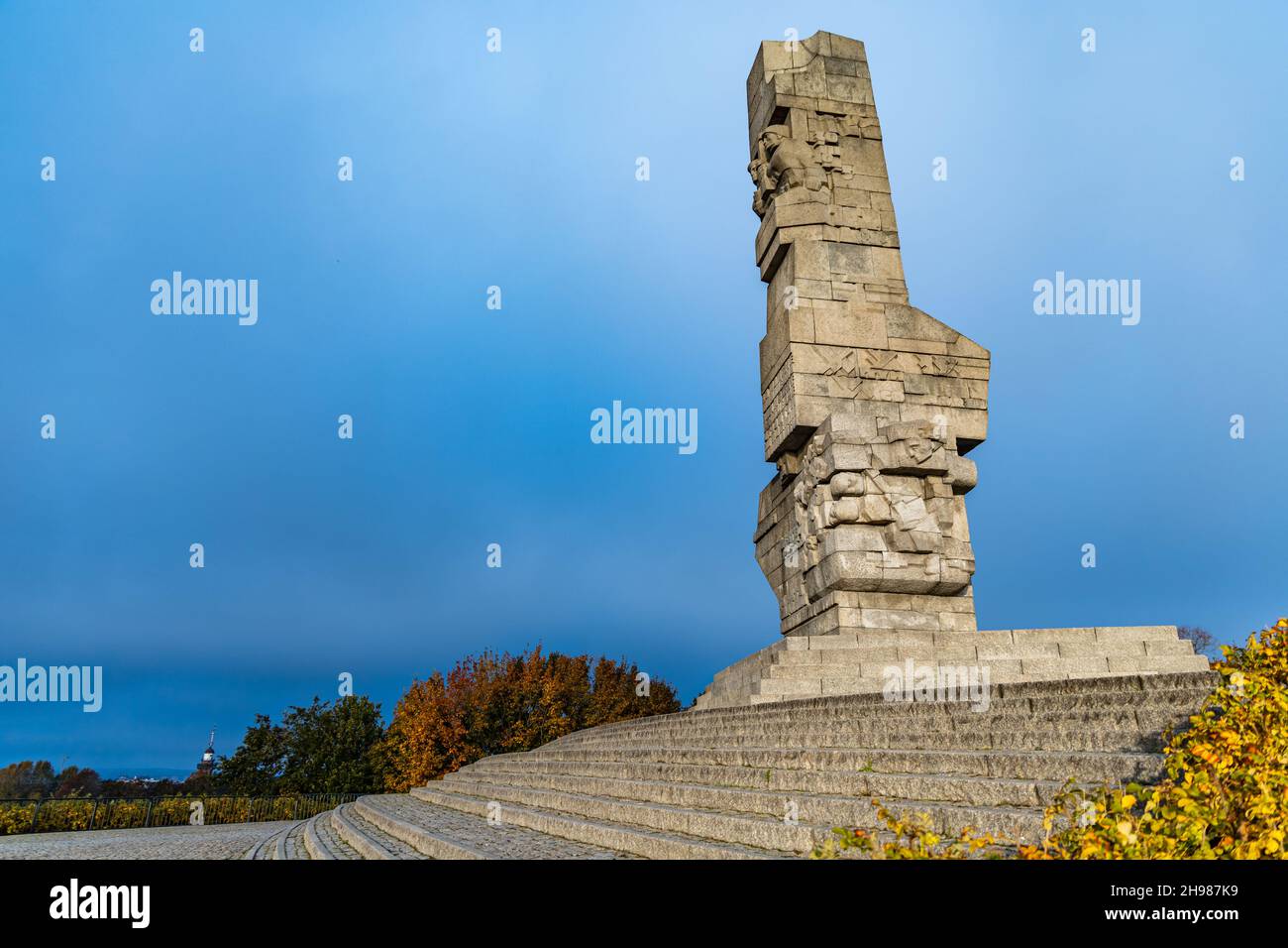 Gdansk, Pologne - octobre 24 2020 : place Westerplatte avec grand monument en pierre au sommet de la colline Banque D'Images