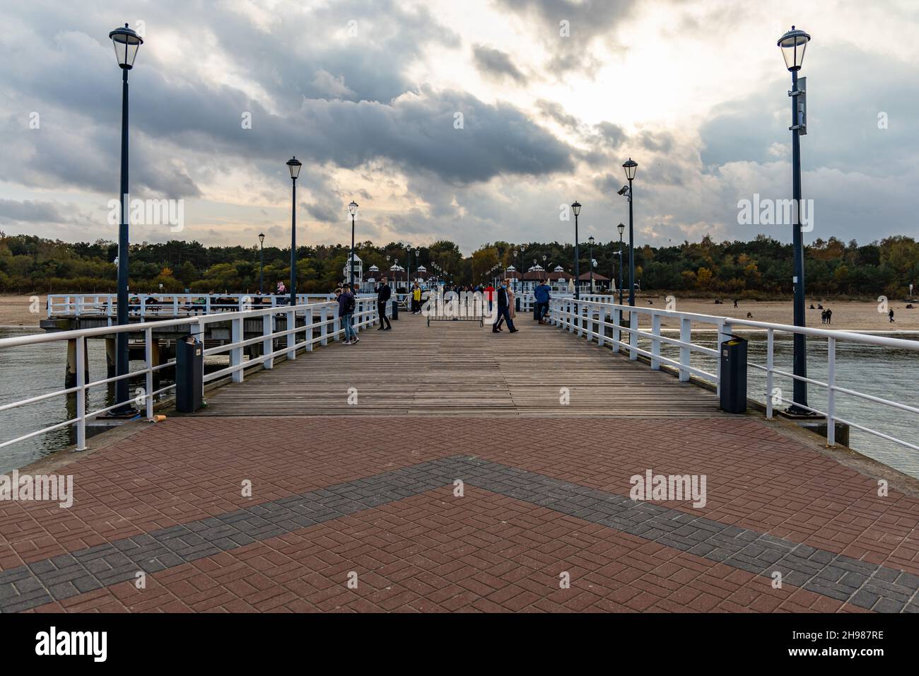 Gdansk, Pologne - octobre 24 2020 : jetée à Brzezno le matin nuageux Banque D'Images