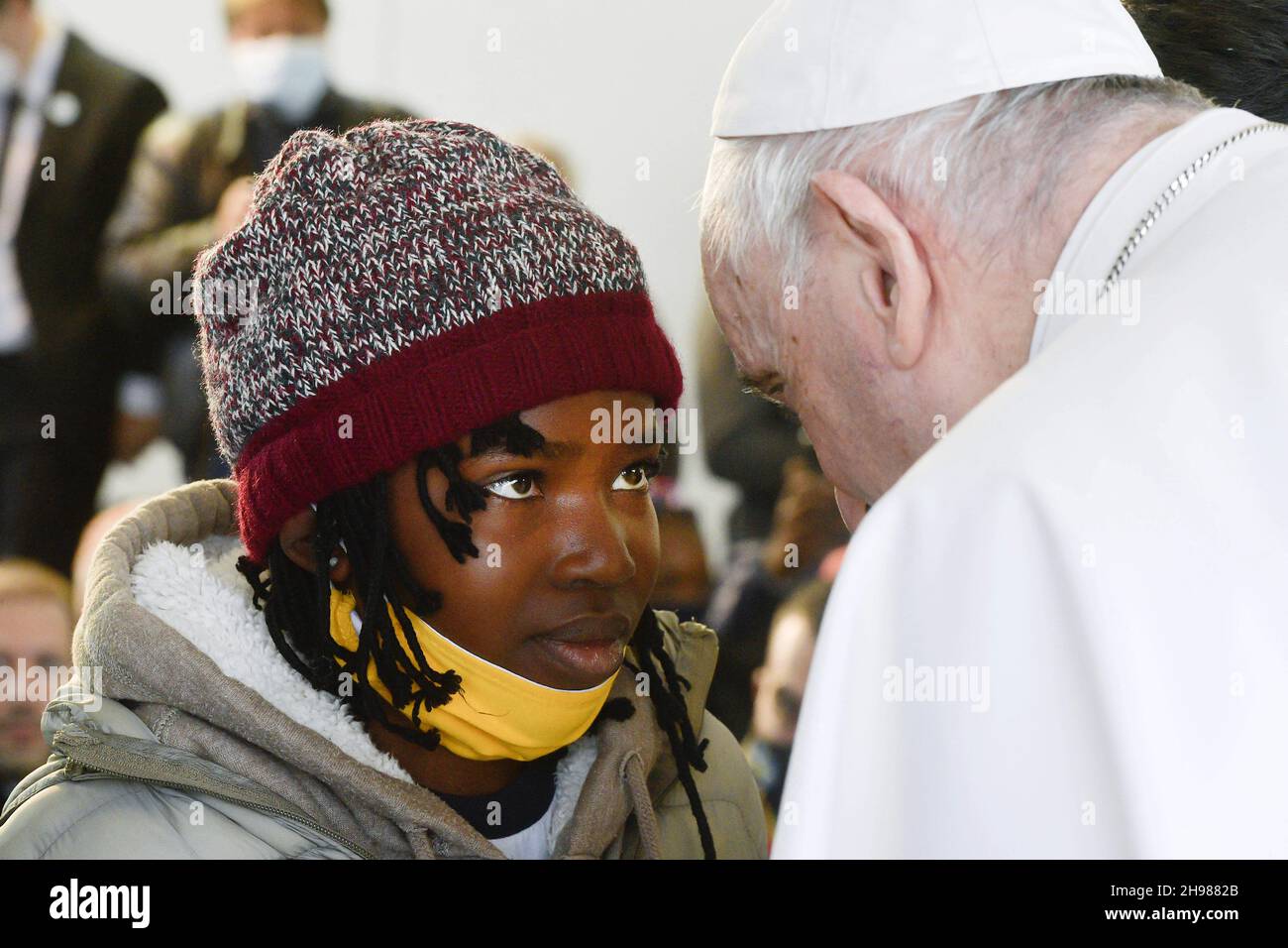 Le pape François rencontre des migrants et des réfugiés au Centre d'accueil et d'identification (RIC) de Mytilène, sur l'île de Lesbos, le 5 décembre 2021, le deuxième jour de son voyage de trois jours en Grèce.Photo: Vatican Media/ABACAPRESS.COM Banque D'Images